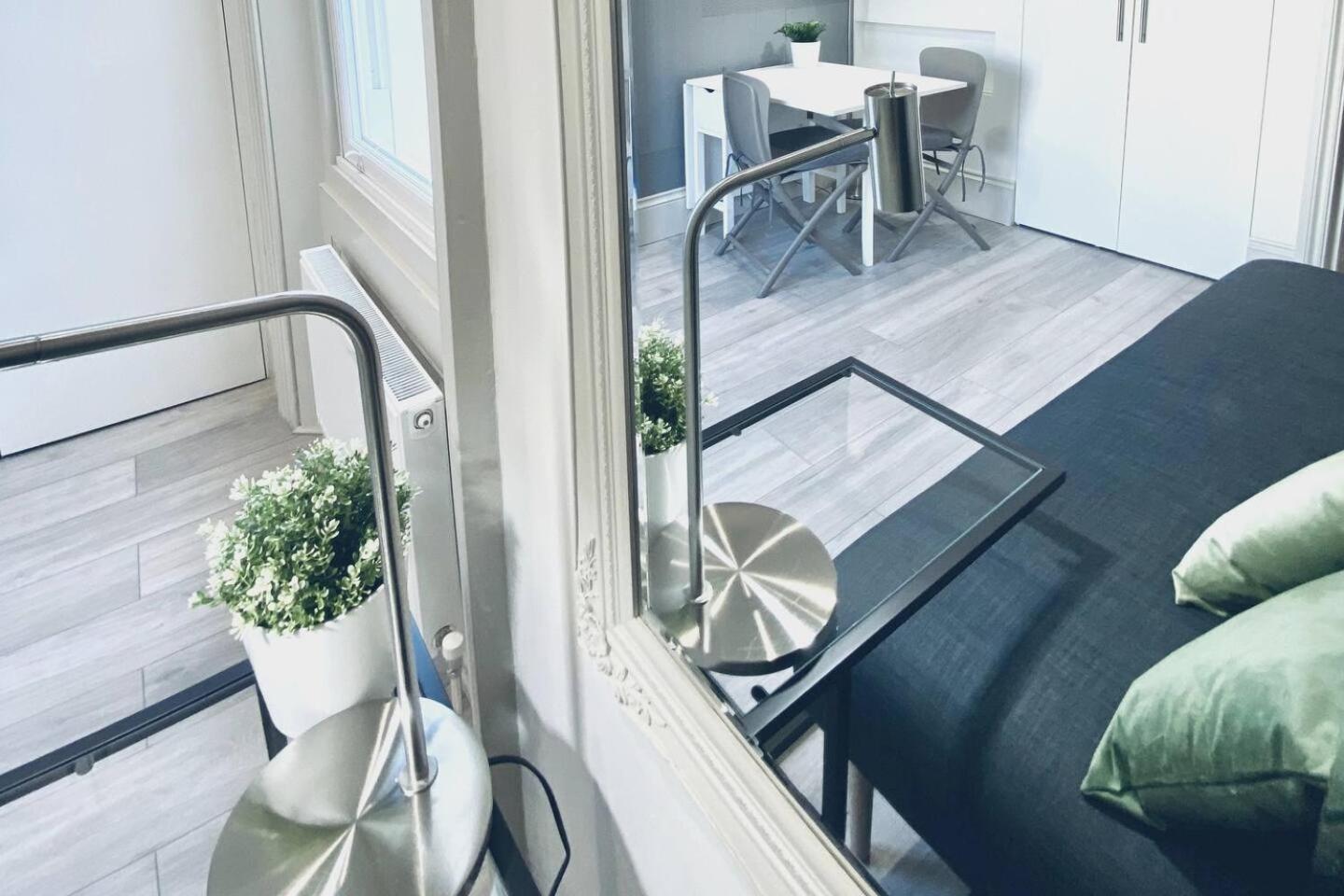 Apt 03 Beachside Beauty Central Studio Steps From Cafes Brighton Exterior foto